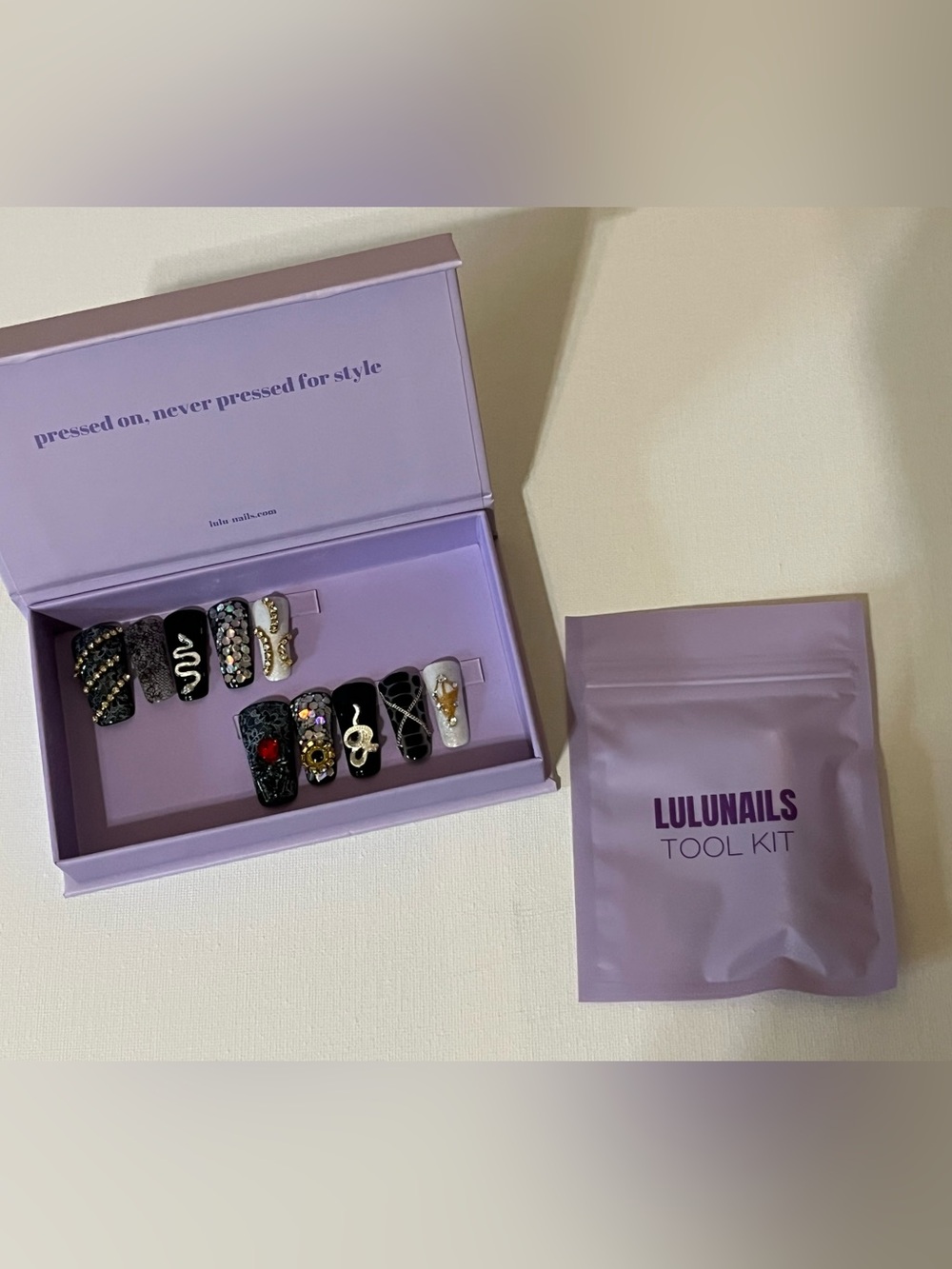 Black Decorative Press-On Nail Set